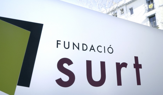 Rètol amb el logo de la Fundació Surt Font: 