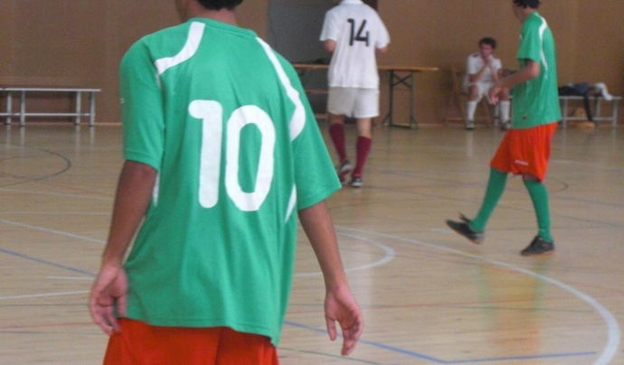 Joves del Raval jugant a futbol sala