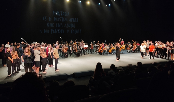 Gairebé cent quaranta persones van interpretar 'La Fantasia' a la sala Maria Aurèlia Capmany del Mercat de les Flors, a Barcelona. Font: Carlos Faneca