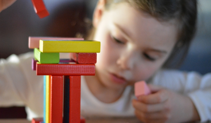 Un infant juga amb un joc de construccions. Font: Pixabay