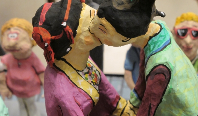 Dos gegants fent-se un petó a l'exposició ‘Gegants, humor, fantasia i realitat' (Jaume Sendra) Font: 