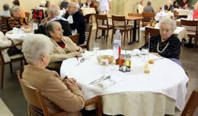 Imatge de persones grans en una residència. Font: web cugat.cat Font: 