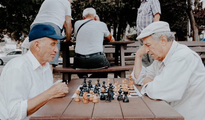 Dos homes grans juguen a escacs.  Font: Unsplash