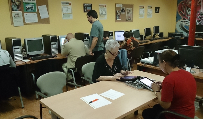 Gent gran fent servir tablets i ordinadors