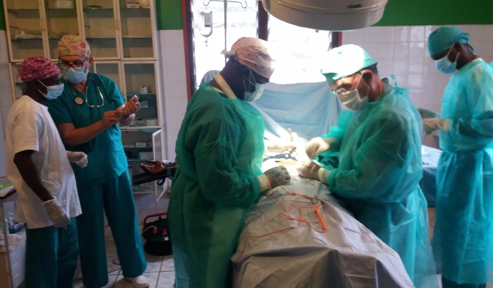 Una de les operacions que ha realitzat l'Antonio a Bagandou. Font: Fundació Girafra