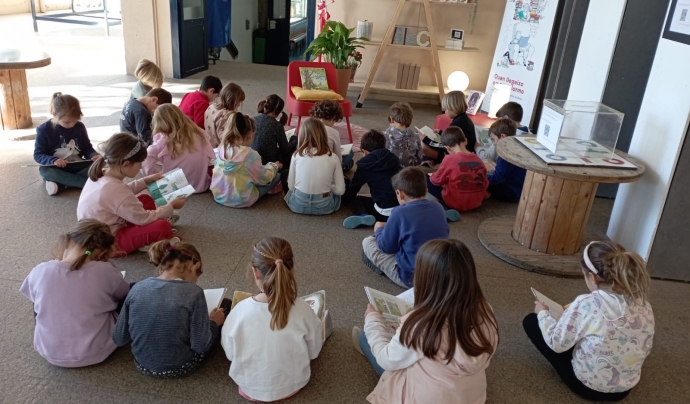Als edificis de l'escola Frederic Mistral-Tècnic Eulàlia s'han instal·lat punts de lectura, en el marc del projecte, perquè els infants hi llegeixin. Font: Fundació Collserola