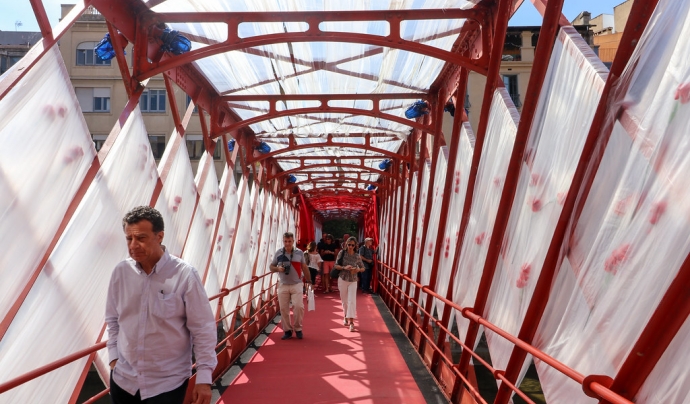 Ciutadania de Girona caminant pel pont de ferro. Font: Joan, Flickr