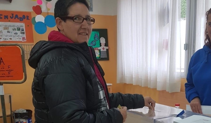 La Gloria Mas va ser una de les primeres votants del seu col·legi electoral. Font: Dincat. Font: Font: Dincat.