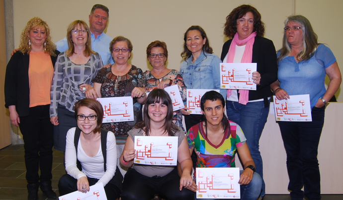 Un grup de dones amb el certificat del curs Eines contra la violència masclista Font: 