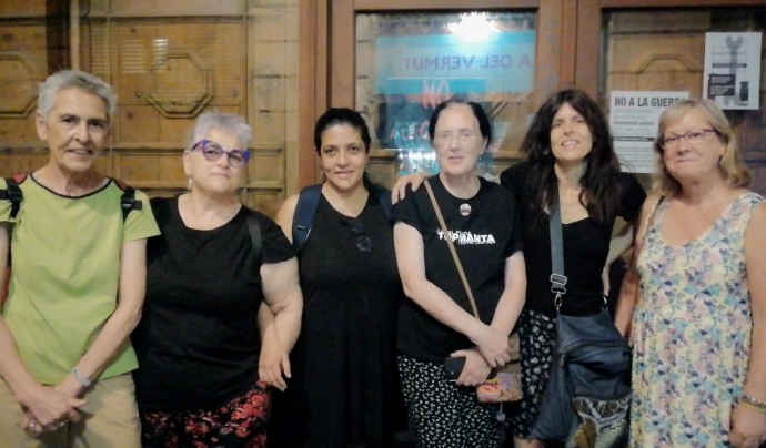 Algunes de les promotores de Dones x Dones fotografiades aquest juliol a davant de la porta de Ca la Dona. Font: Dones x Dones
