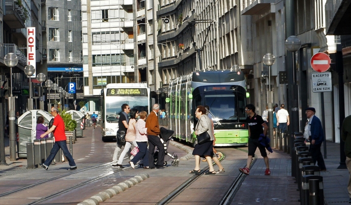 Carrer ciutat amb tramvia i bus Font: Wikipedia