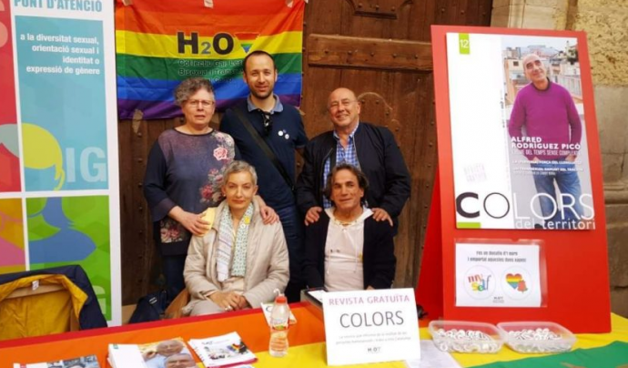 Membres d'H2O en una paradeta de Sant Jordi amb la revista que editen, 'Colors' Font: H2O