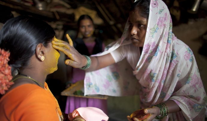 Fotografia de dones índies maquillant-se, d'Albert Uriach, FVF Font: 