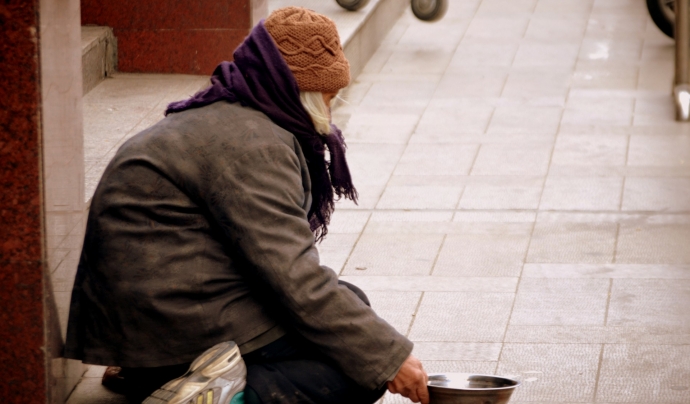 Una persona sense sostre viu al carrer en situació de pobresa. Font: Public Domain Pictures