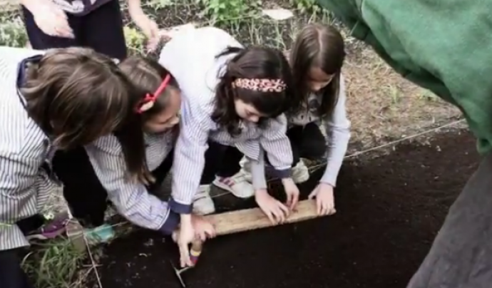 Un grup de nenes treballant la terra Font: 