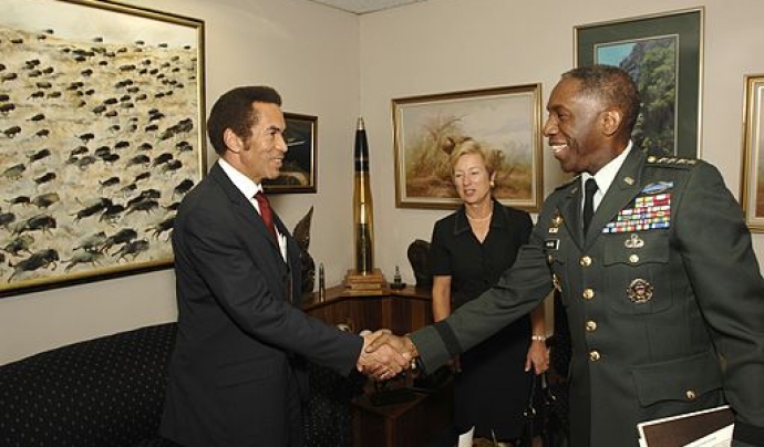 A l'esquerra de l'imatge, Ian Khama, president de Botswana. Font: Wikimedia