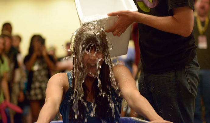 Ice Bucket Challenge. Font: Kyle Nishioka (Flickr)