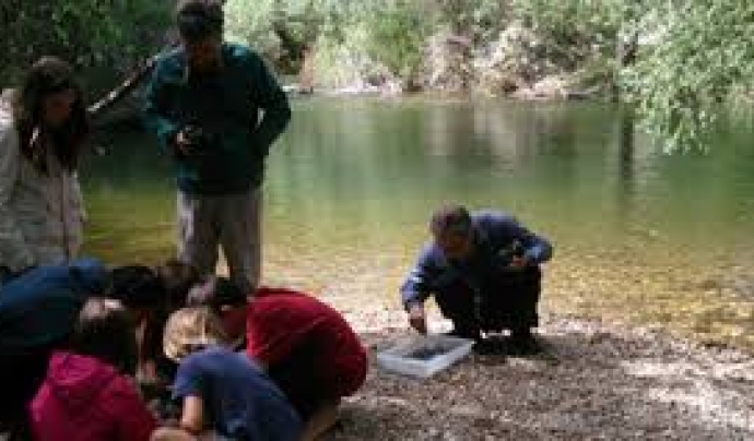 Voluntaris realitzant tasques de monitorització dels rius a les Muntanyes de Prades (imatge; assoc-cen.org) Font: 