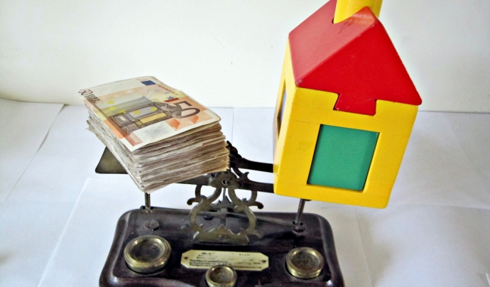 Diners i casa de joguina sobre una balança. Font: images_of_money (flickr.com) Font: 