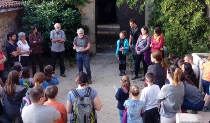 Presentació d'una activitat familiar a l’entrada de Ca l’Arenes, seu de l’Escola de Natura del Corredor. Font: Escola de Natura del Corredor