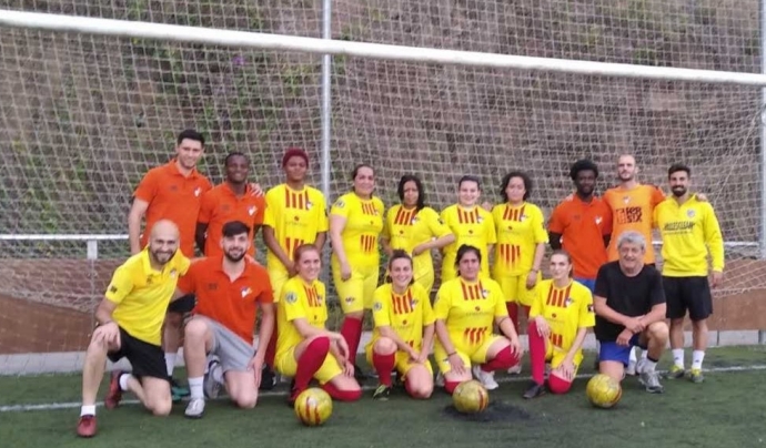 Foto de família del projecte de futbol femení de l'Associació Esportiva Ramassà. Font: AE Ramassà