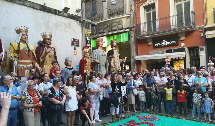 Els gegants de la ciutat observen l'esdevenir de la festa mentre esperen el seu torn per sortir a ballar Font: Patronat del Corpus de Lleida