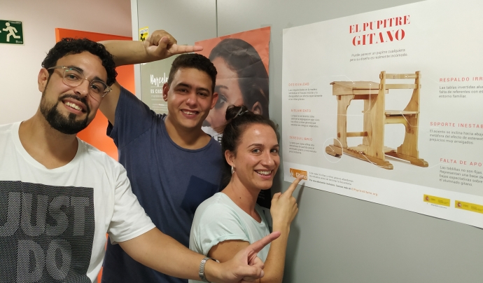 El Miguel, el Jordi i la Patrícia, de la Fundació Secretariado Gitano, ens parlen de la campanya 'Pupitre Gitano'. Font: Josep Carbonell