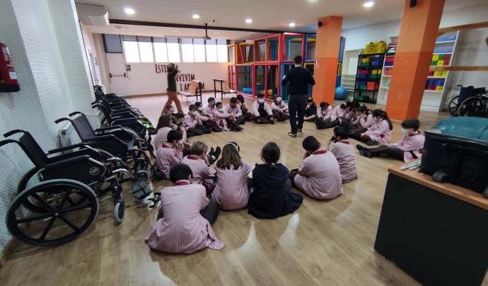 L'entitat treballa amb Amputats Sant Jordi apropant la discapacitat física a l'alumnat. Font: CEMFIS.
