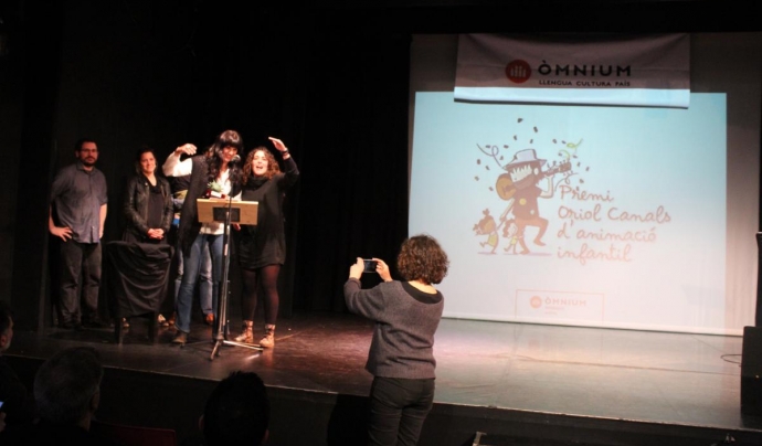 Lliurament d'una edició anterior del Premi Oriol Canals Font: Òmnium Cultural