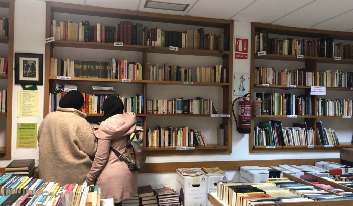 Veïns i veïnes del barri de la Rocafonda, de Mataró, s'apropen al local de l'entitat per cercar llibres i fer intercanvis. Font: Associació Cultural Llibre Viu