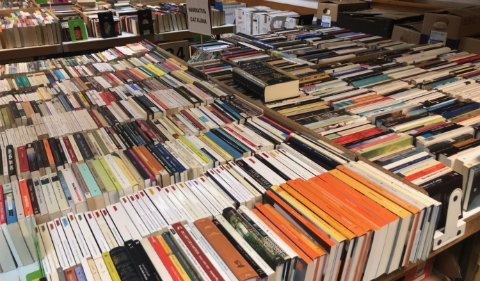 L'entitat compta amb un local en el qual exposen una selecció dels llibres que han rebut a partir de donacions. Font: Associació Cultural Llibre Viu