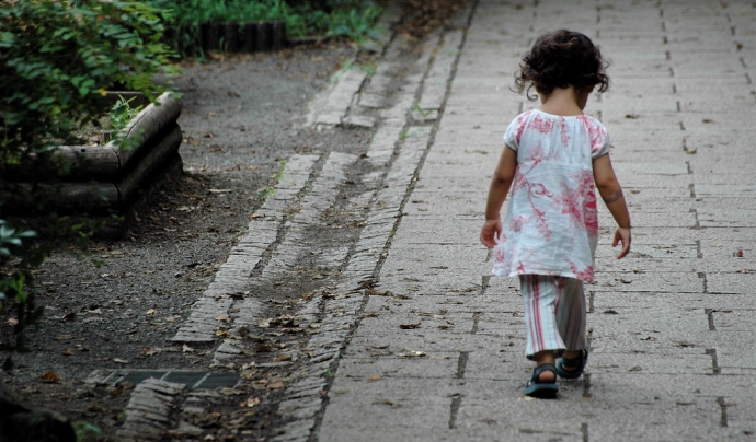 Infant sense protecció camina sol per un carrer. Font: Lance Shields, Flickr