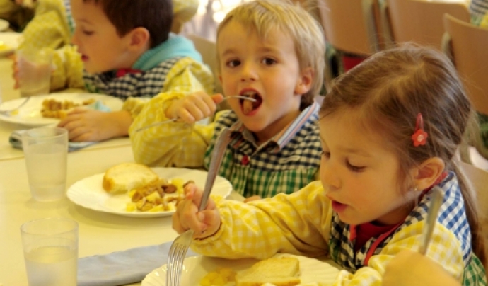 Imatge infants dinant al menjador. Font: web. fapac.cat  Font: 