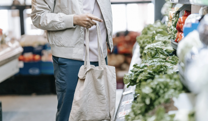 L'informe pretén presentar solucions per a supermercats, establiments i productors del territori per reduir el plàstic. Font: Llicència CC Pixabay
