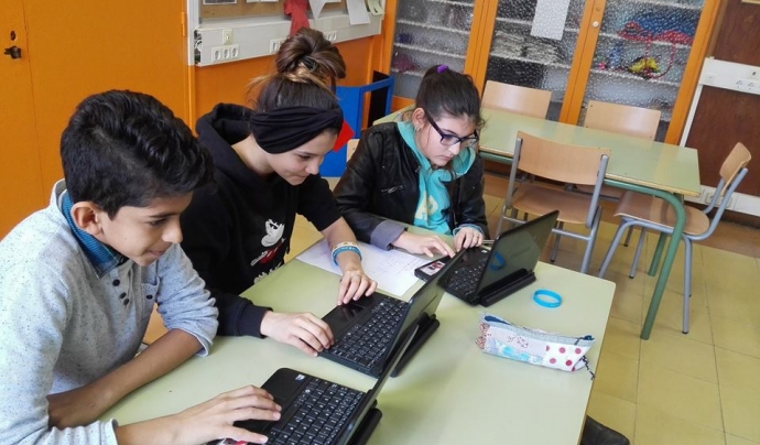Alumnes de l'Institut Milà i Fontanals del Raval de Barcelona treballant amb ordinadors portàtils