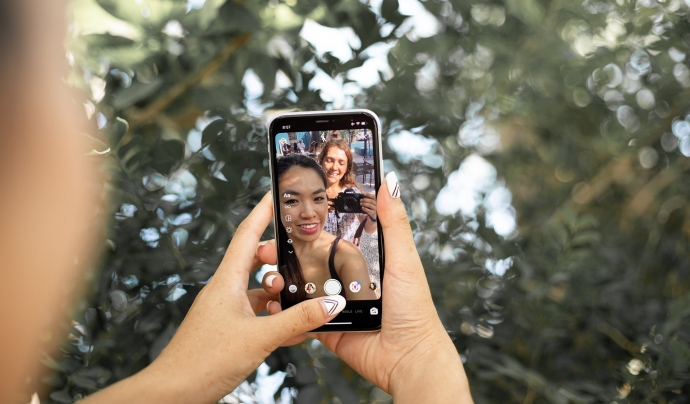 Dues noies graven un vídeo per Instagram. Font:  June Aye (Pixabay)