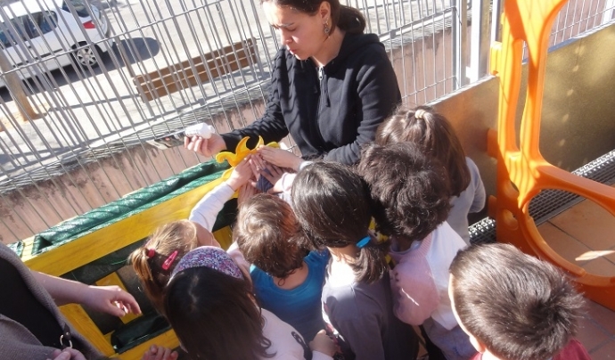 Monitora amb infants en una escola Font: Fundació Els Tres Turons