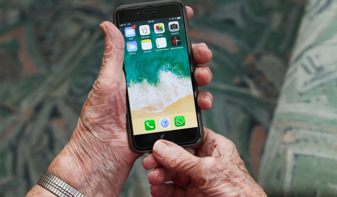 Reduir l'escletxa digital entre la gent gran, un repte de futur per la societat catalana. Font: Pixabay