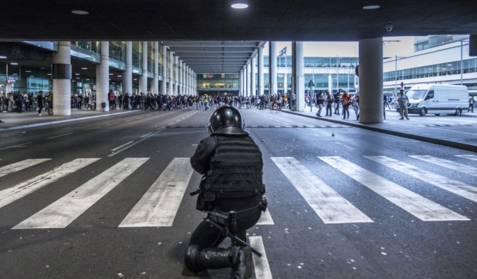Un agent de policia a l'aeroport de Barcelona pendent dels manifestants Font: Informe Saidavi