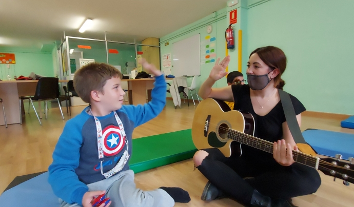 La musicoteràpia és un dels serveis que ofereixen des d'ISTEA Castelldefels, per ajudar als infants a expressar-se, comunicar i connectar amb l'entorn. Font: ISTEA Castelldefels