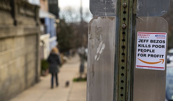 Una enganxina crítica amb Amazon en un carrer de Washington. Font: Mike Maguire (Wikimedia Commons)