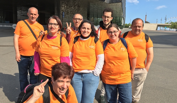 Grup d'usuaris de l'entitat que aporten el seu granet de sorra fent voluntariat. Font: Som - Fundació Catalana Tutelar