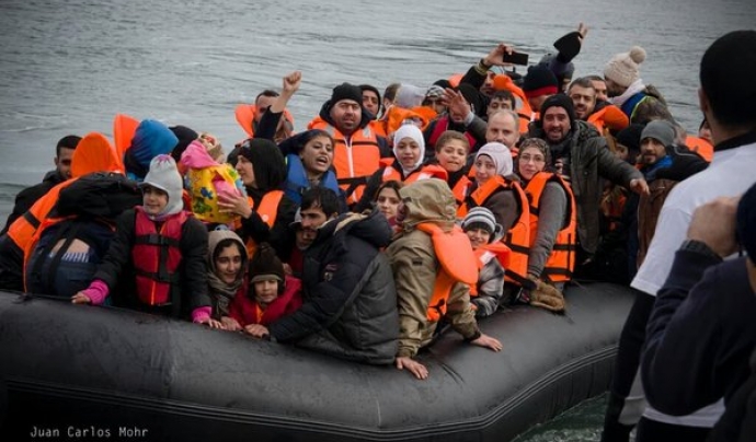 Embarcació amb persones refugiades intentant arribar a costes europees Font: Juan Carlos Mohr