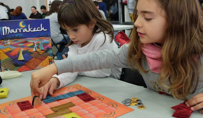 Dues nenes jungant un joc de taula a les DAU Barcelona 2013 Font: 