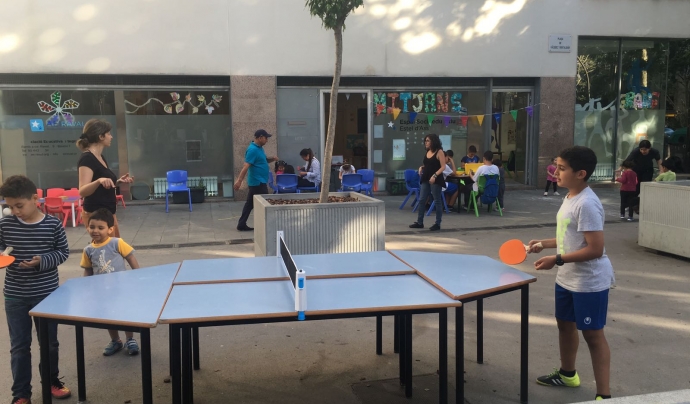 Jugant a tenis de taula Font: Juguem al carrer