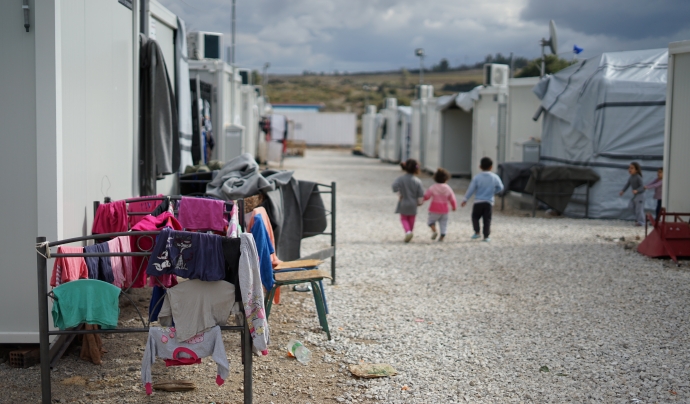Criatures en un camp de persones refugiades a Grècia. Font: Llicència CC (Unsplash)