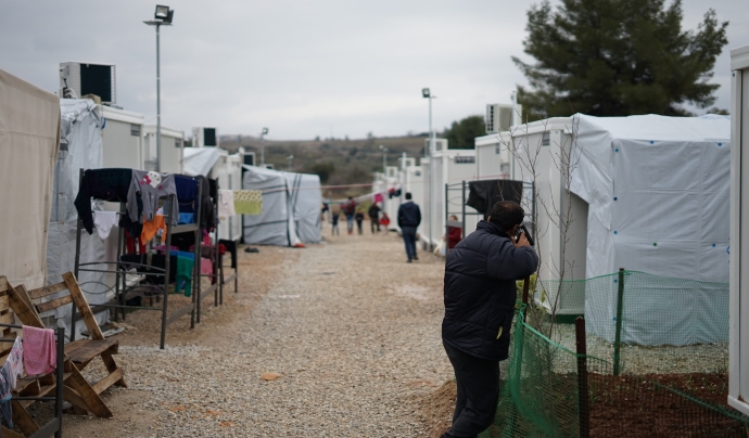 Milers de persones es veuen forçades a viure en camps de persones refugiades en el seu camí cap a Europa. Font: Unsplash (Llicència CC)