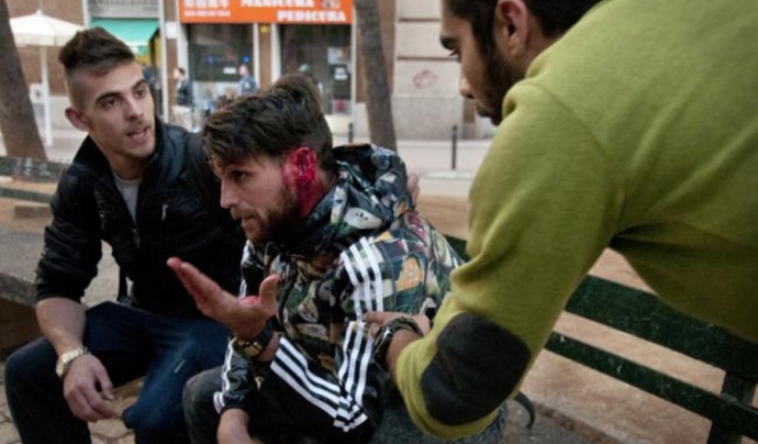 Ivan Jiménez acusa l'agent antiavalot de partir-li l'orella mentre anava en bici pel barri de Sants durant els aldarulls Font: Fotomovimiento