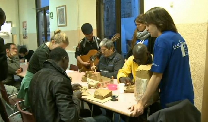 Voluntaris a La Sopa. Fotograma del vídeo de la XAL. Font: 