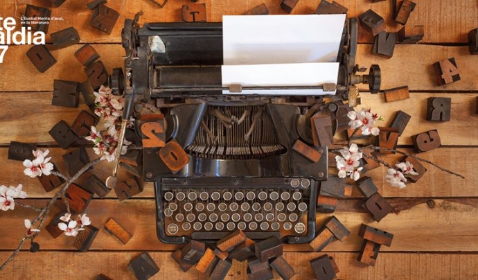 Imatge de Literaldia 2017: màquina d'escriure amb llestres de fusta al voltant Font: Euskal Etxea de Barcelona